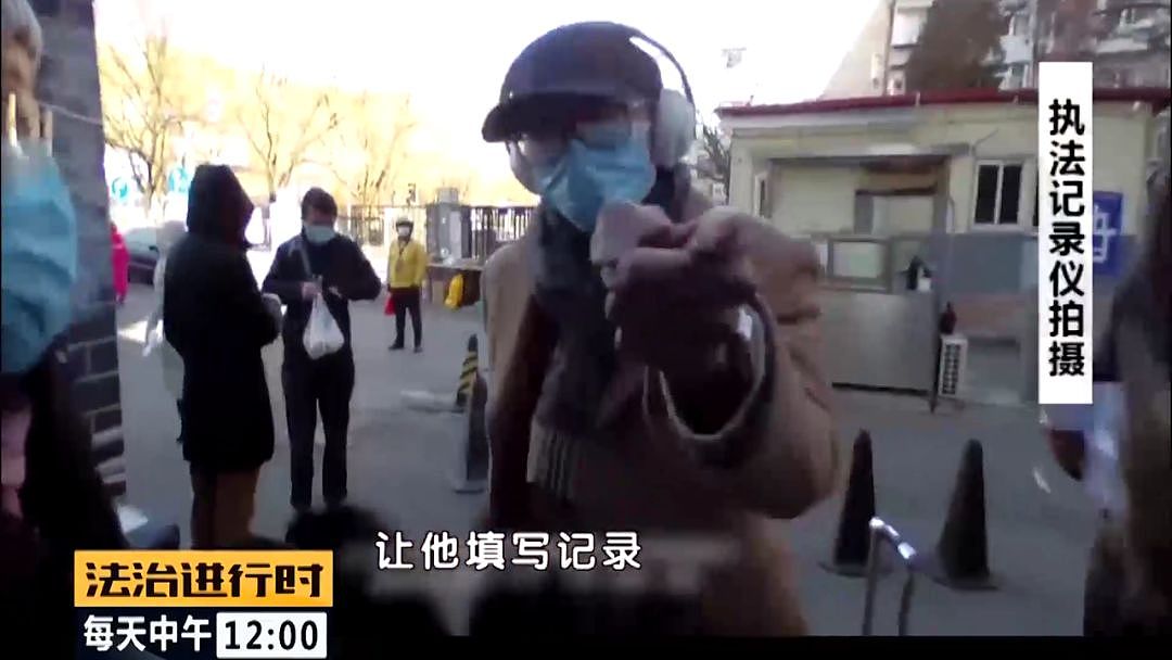 画面不忍直视！中国小伙辱骂警察，警方忍不了，刑拘！（组图） - 1