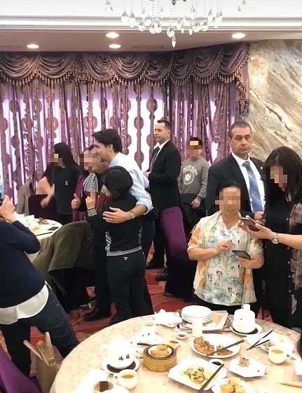 刚刚！特鲁多突然现身中餐馆吃虾饺，和华人大妈们抱成一团，没人戴口罩！（组图） - 1