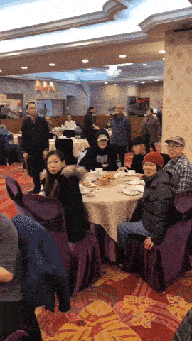 刚刚！特鲁多突然现身中餐馆吃虾饺，和华人大妈们抱成一团，没人戴口罩！（组图） - 3