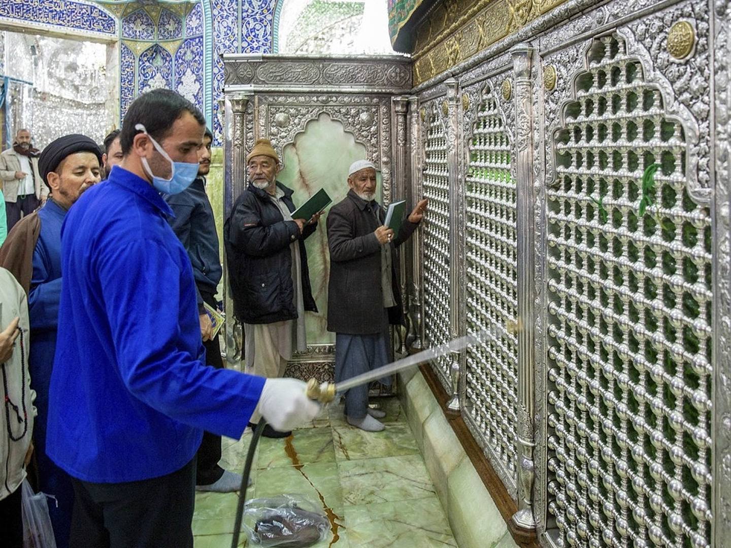 3月3日，伊朗卫生医疗部门人员在对一处宗教设施进行消毒。（AP）