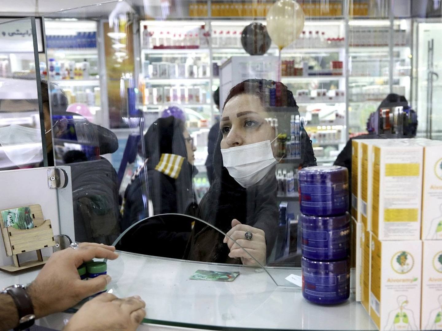 伊朗卫生部消息显示，伊朗累计确诊新冠肺炎病例中有107例死亡。图为伊朗民众购买口罩以及一些预防药物。（AP）