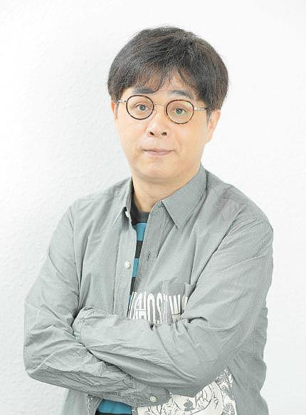 56岁日本男星遭出轨！小18岁娇妻与徒弟私会被拍，车内激吻不避嫌