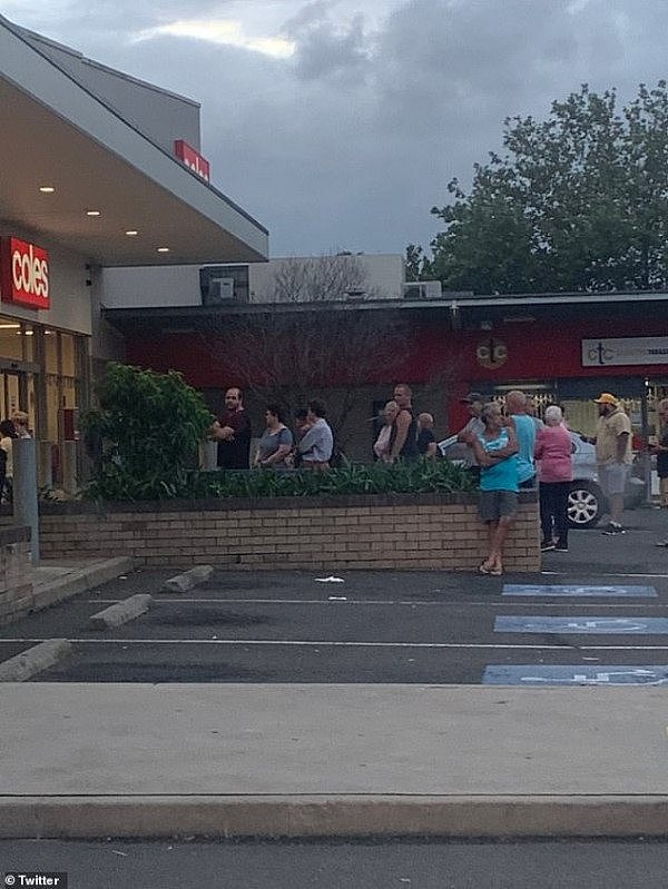 25647112-8086979-People_began_lining_up_outside_a_Coles_in_Wollongong_NSW_picture-a-1_1583617624898.jpg,0