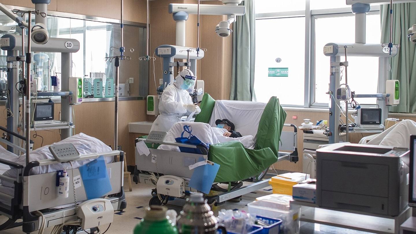 2月22日，在武汉市第一医院重症监护室，来自江苏医疗队的医护人员在护理患者。目前，武汉市尚有数万患者被病毒折磨。（新华社）