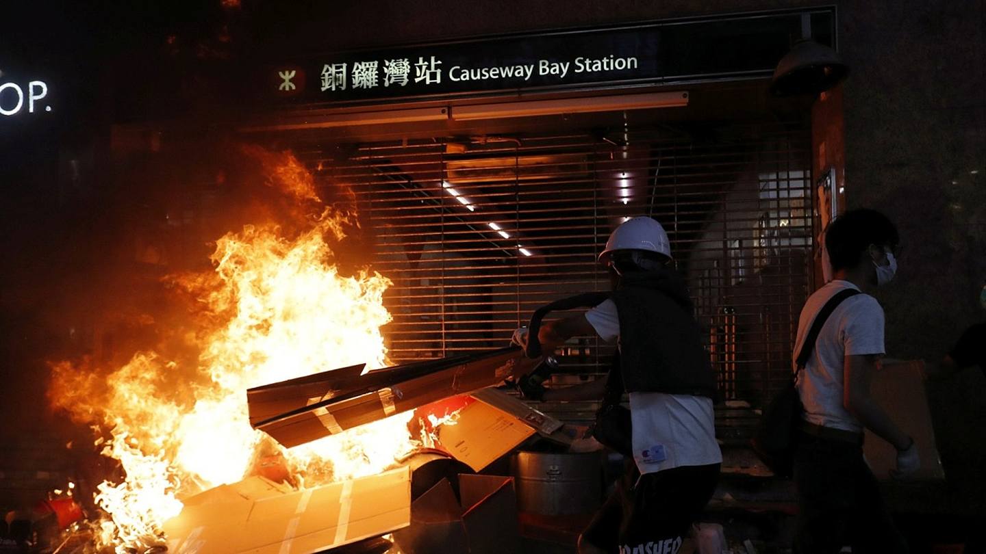 2019年10月4日，在港府宣布订立《禁蒙面法》后，一些激进示威者点燃了铜锣湾地铁站的一个入口。（Reuters）