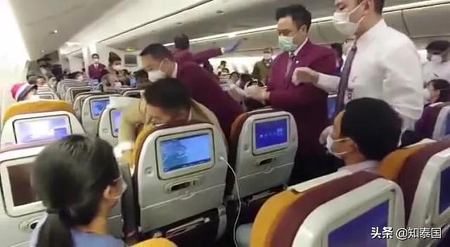 泰航中国女乘客突然发狂对着空姐面部咳嗽，还要强行开舱门？