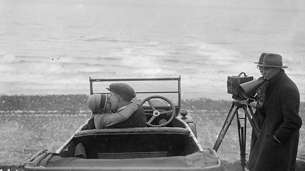 1926年拍摄亲吻镜头的照片。 这一行业发生了巨大变化，但仅仅发生在最近几年。