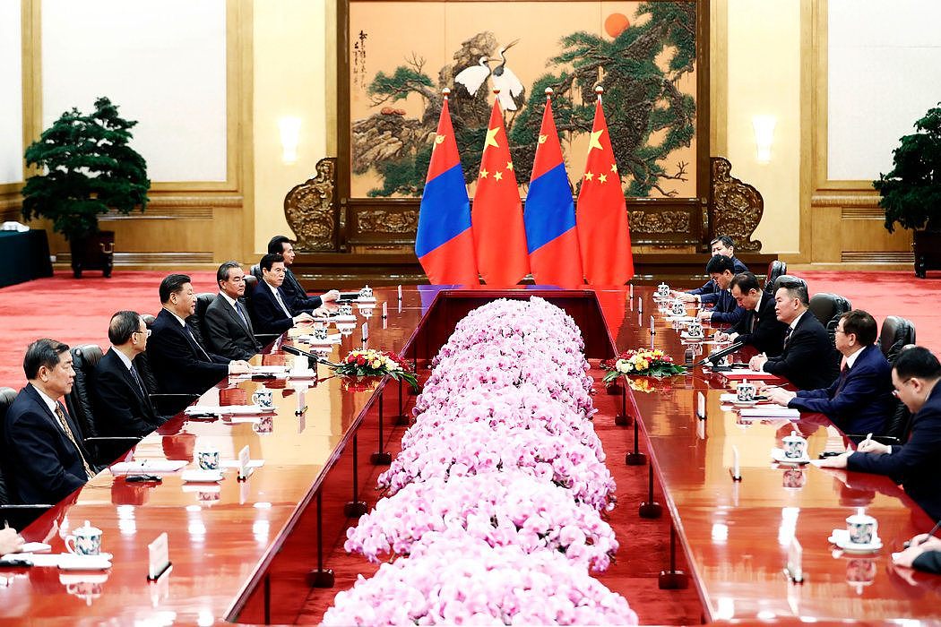 习近平于2月27日在北京与蒙古国总统哈勒特马·巴特图勒嘎（右三）会面。