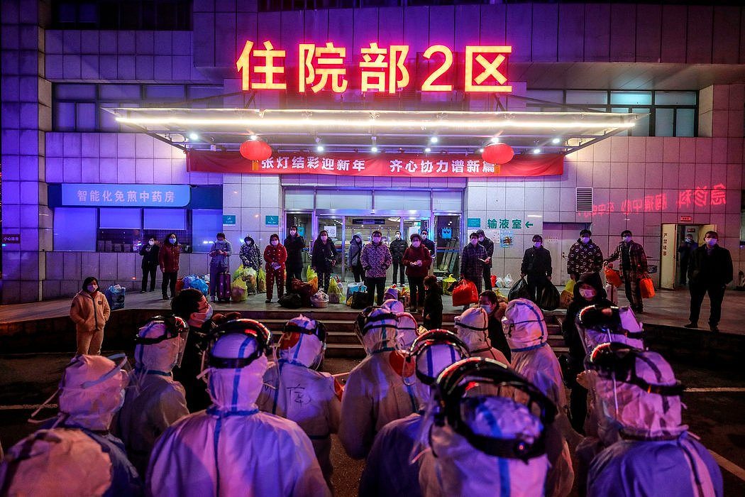 武汉一家医院的病人正在等待被转移到雷神山医院，这是一家新建成的医疗中心，用来应对在这座城市暴发的疫情。
