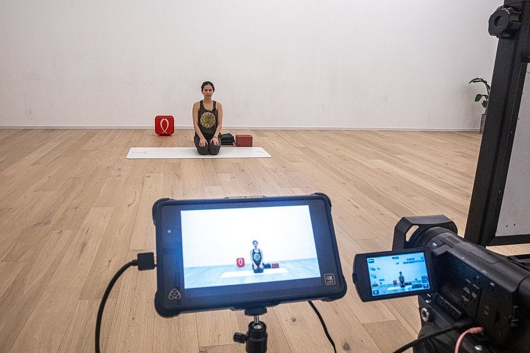 北京一家工作室进行瑜伽在线教学。