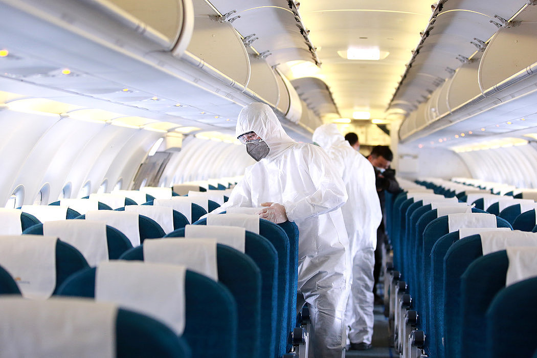 为了预防新冠病毒，工作人员在给飞机进行消毒。