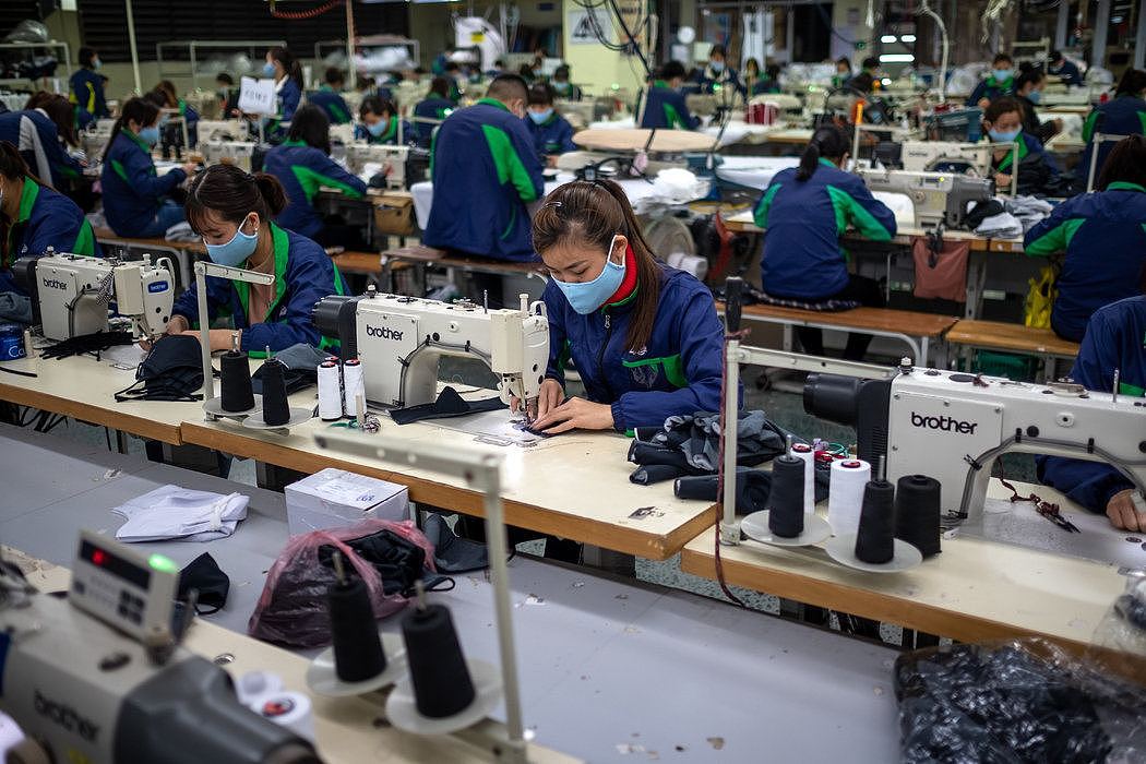 越南河内北部一家制衣厂的工人在生产口罩。