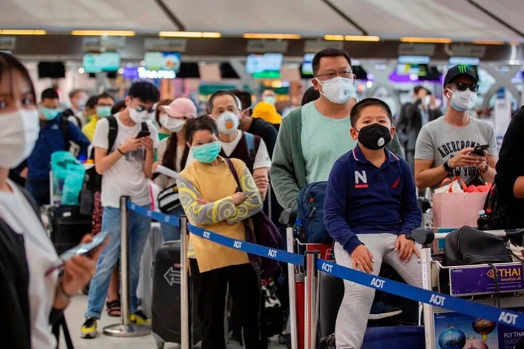 视频曝光！中国女子飞机上发飙，故意对空姐狂咳不止，结果被立即锁喉摁到在地！（视频/组图） - 2