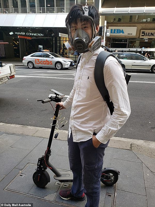 花式抗疫！悉尼男子头戴防毒面具横穿CBD！路人被惊呆：仿佛在演“星球大战”（组图） - 2