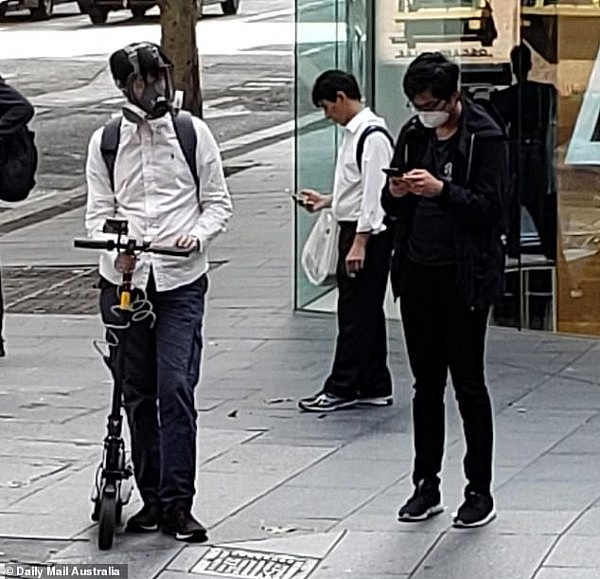 花式抗疫！悉尼男子头戴防毒面具横穿CBD！路人被惊呆：仿佛在演“星球大战”（组图） - 3