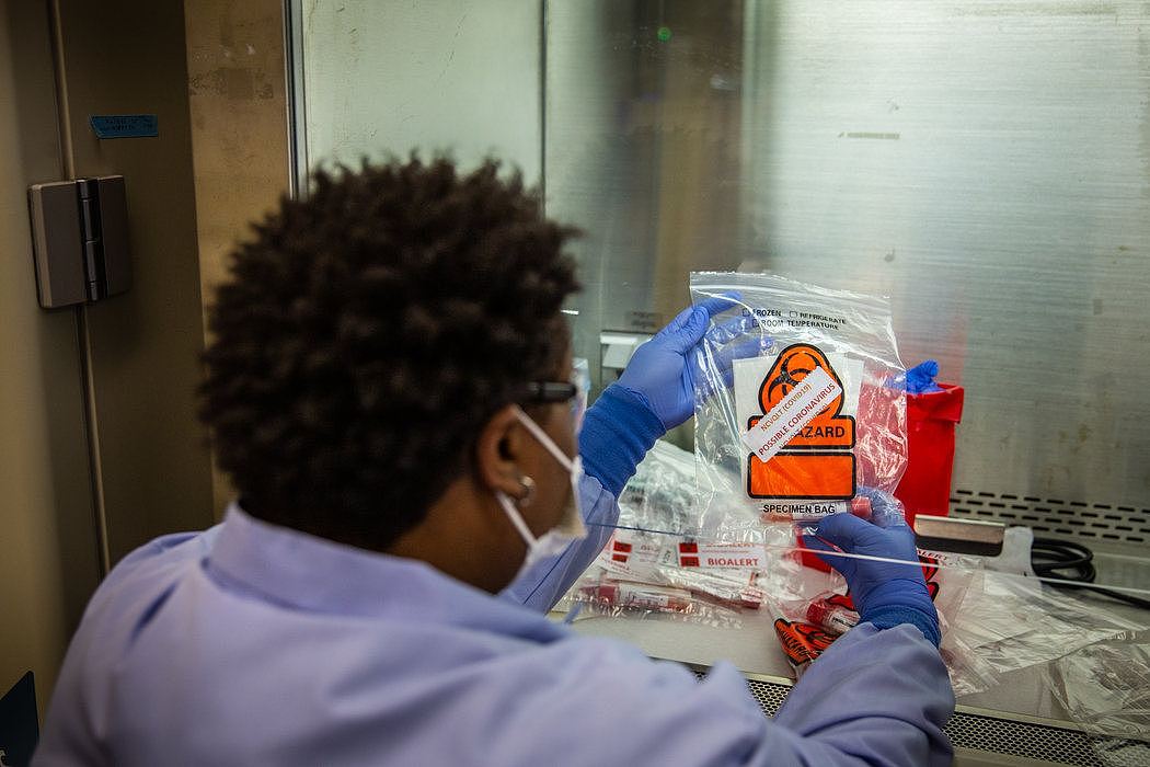 西雅图一家实验室在处理可能是冠状病毒的标本。