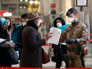 意大利自3月9日宣布封闭北方省市后，该国军警就开始对从米兰火车站出发的乘客严加盘查。（美联社）