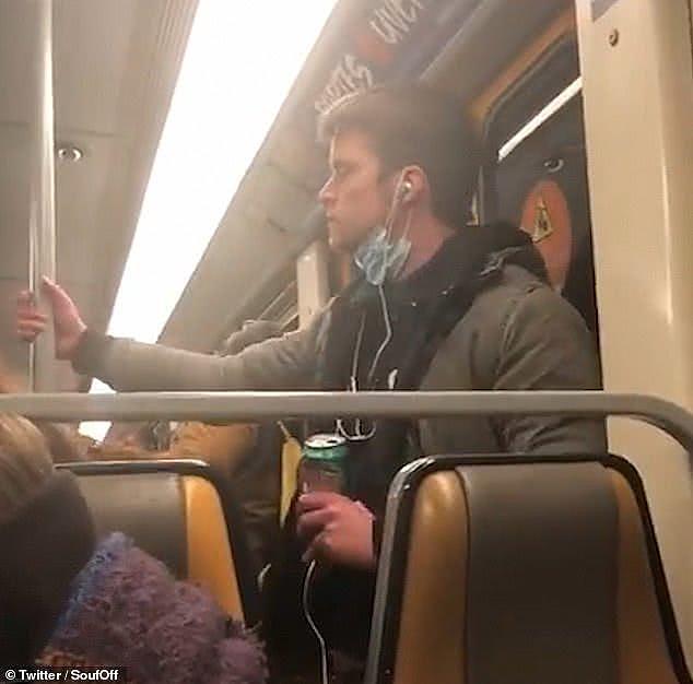 比利时男子在地铁上舔手然后擦在扶手上，迫使地铁停运消毒