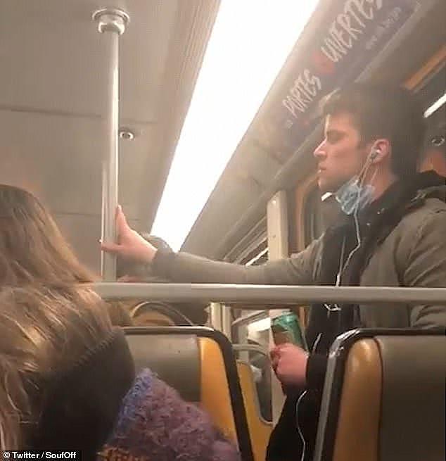比利时男子在地铁上舔手然后擦在扶手上，迫使地铁停运消毒