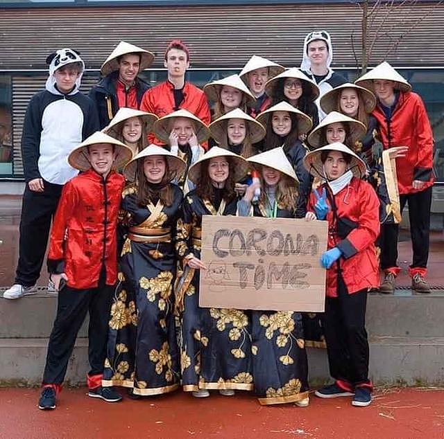 歧视！荷兰学生穿中国传统服饰拍照，还拉眼角举“病毒时刻”标牌