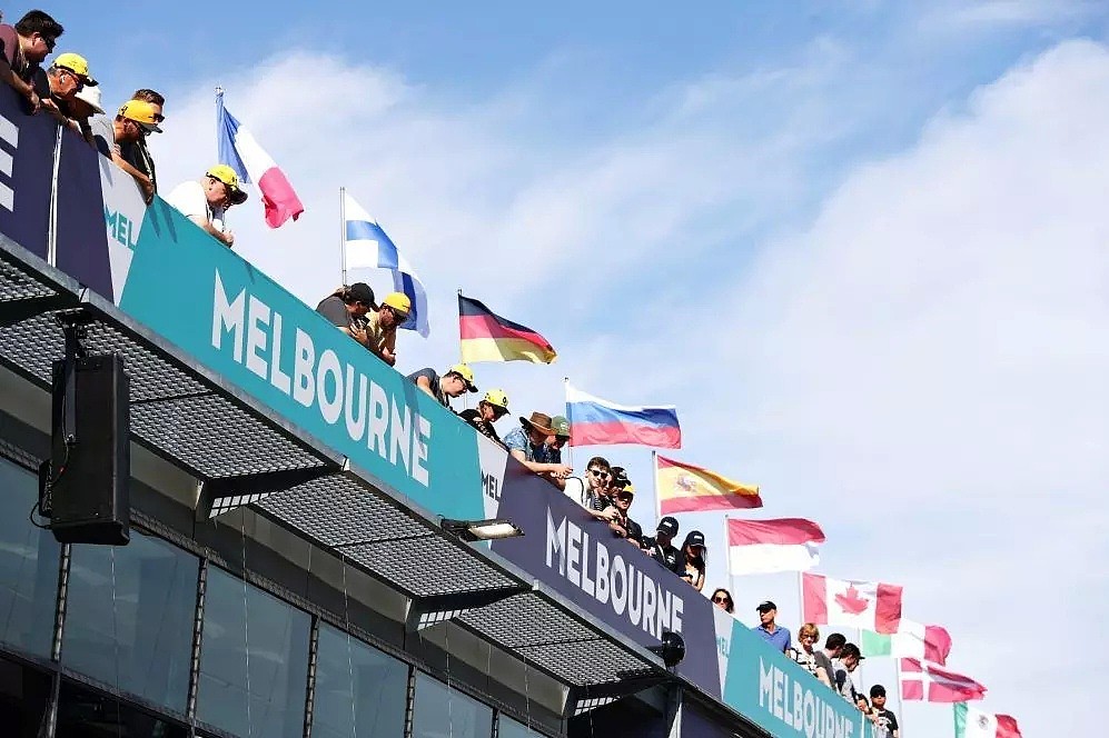 “退票！” 澳洲F1紧急叫停，大批粉丝聚集​，却无人戴口罩！华人车迷​：早该停（组图） - 2