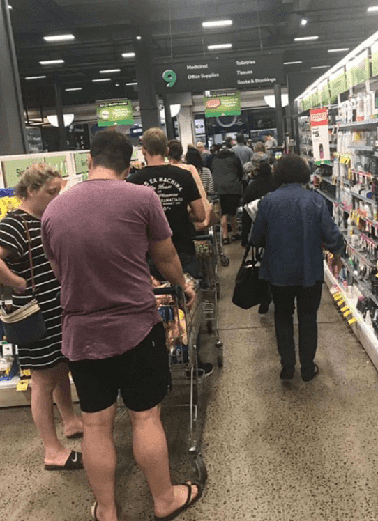 全澳确诊破200，恐慌情绪蔓延！民众涌入超市囤货，Woolies结帐队伍长达50米（组图） - 4