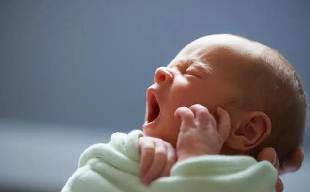 英国一婴儿出生几分钟后被确诊 系全球最小感染者