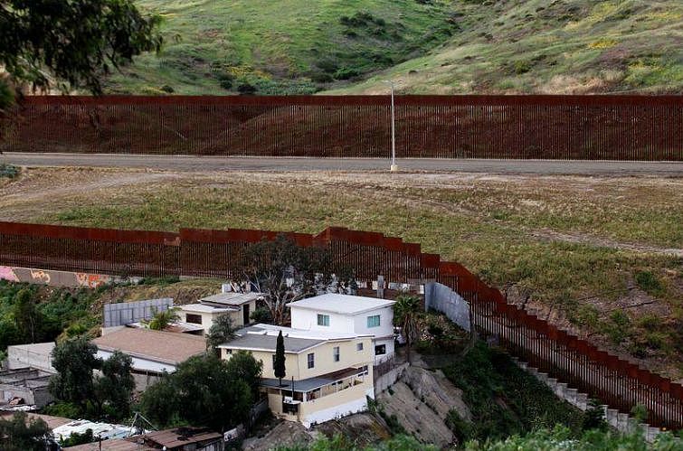 川普自夸有远见 边境墙阻隔新冠 墨西哥:”确能挡住病毒从美国来”（组图） - 4