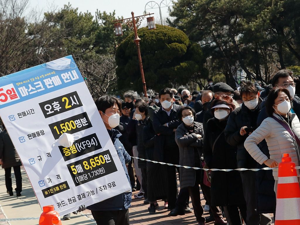 韩国疫情高峰期过去，其防疫模式值得关注。图为韩国民众在排队买口罩。（AP）