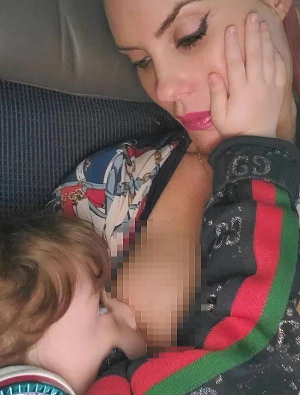 美国40岁模特解衣为4岁女儿哺乳，女儿与她深情接吻，遭网友质疑