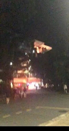 格里菲斯大学深夜爆炸，教学楼顶层起火！中国学生现场实拍，周边网友有震感（视频/组图） - 4