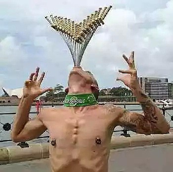 【灵异】地球上仅有的15位怪异奇才！澳洲街头艺人一次吞下18把长剑，确定他们还是人类吗？（组图） - 14
