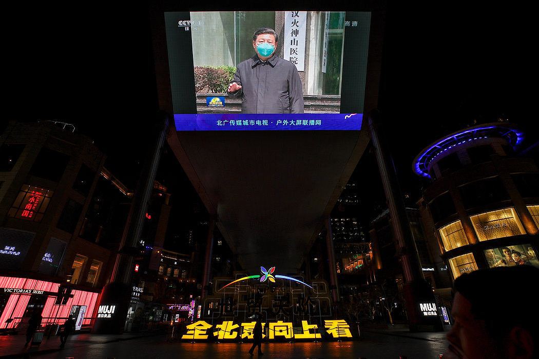 周二，北京一家购物中心的大屏幕在播放中央电视台对习近平主席视察武汉的报道。