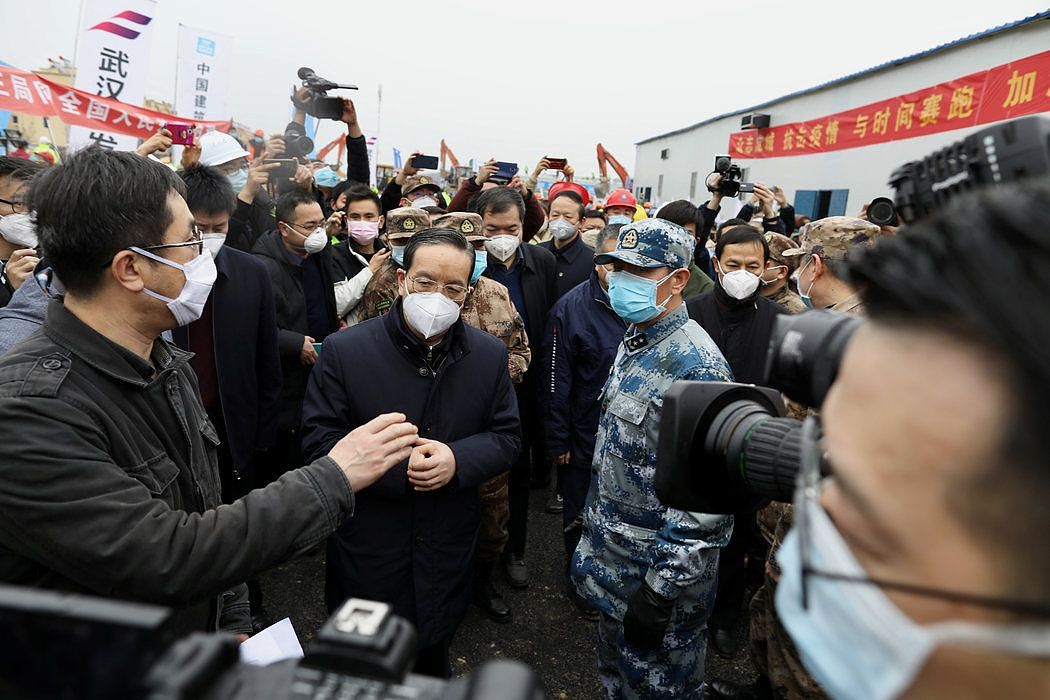 2月2日，湖北省委书记蒋超良（中），照片由官方媒体《中国日报》拍摄。蒋后来成为因疫情暴发而被免职的最高官员。