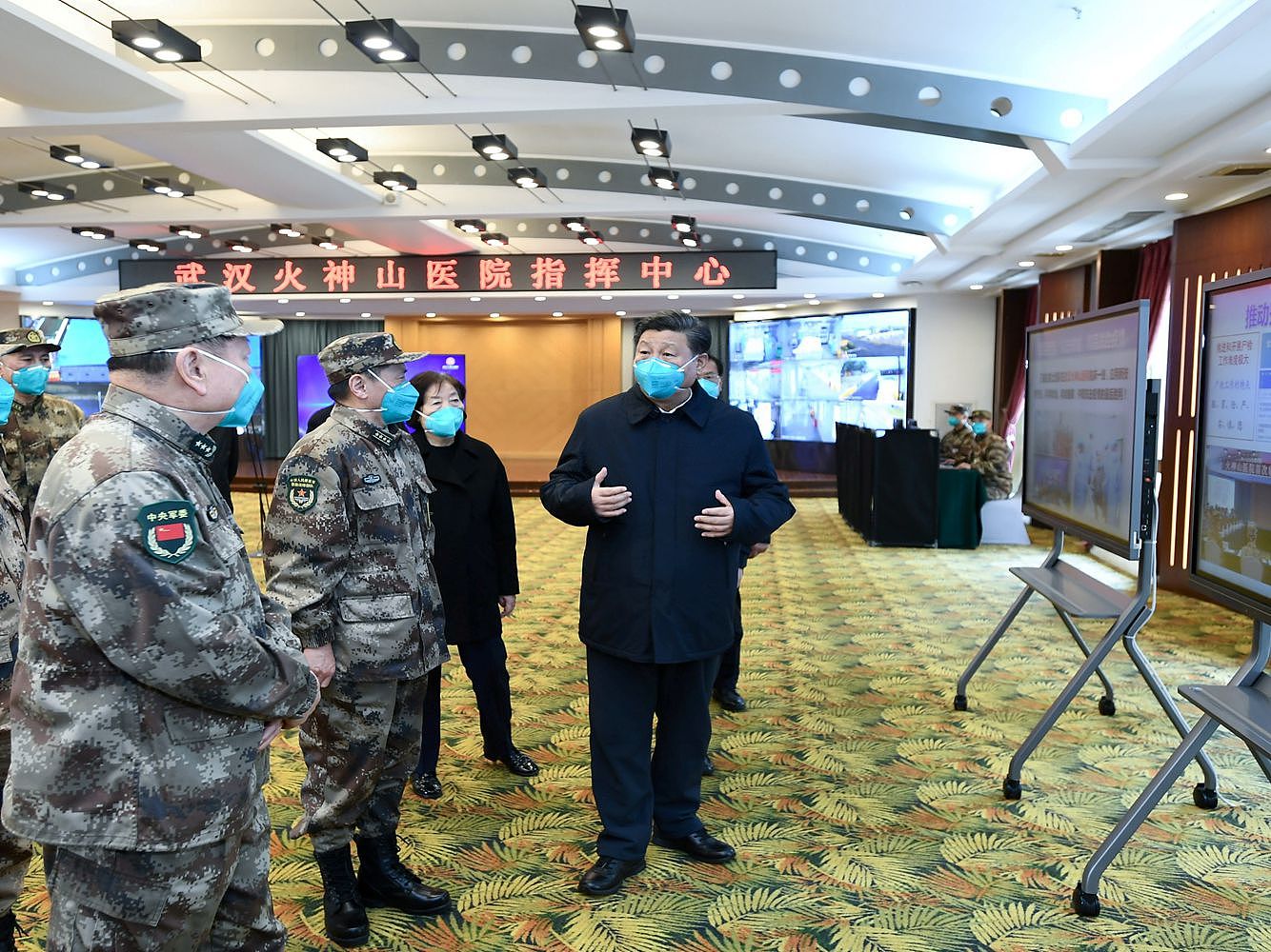 2020年3月10日，中国国家主席习近平（右一）前往集中收治新冠肺炎重症患者的武汉火神山医院视察。（Reuters）