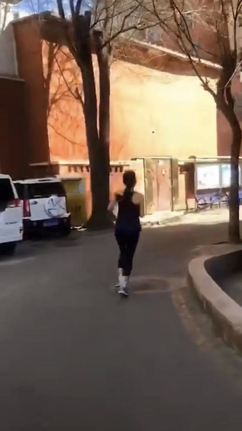 已被公司辞退！澳籍华人女子返京隔离期间外出跑步，被劝阻还喊“救命，骚扰”（视频/组图） - 1
