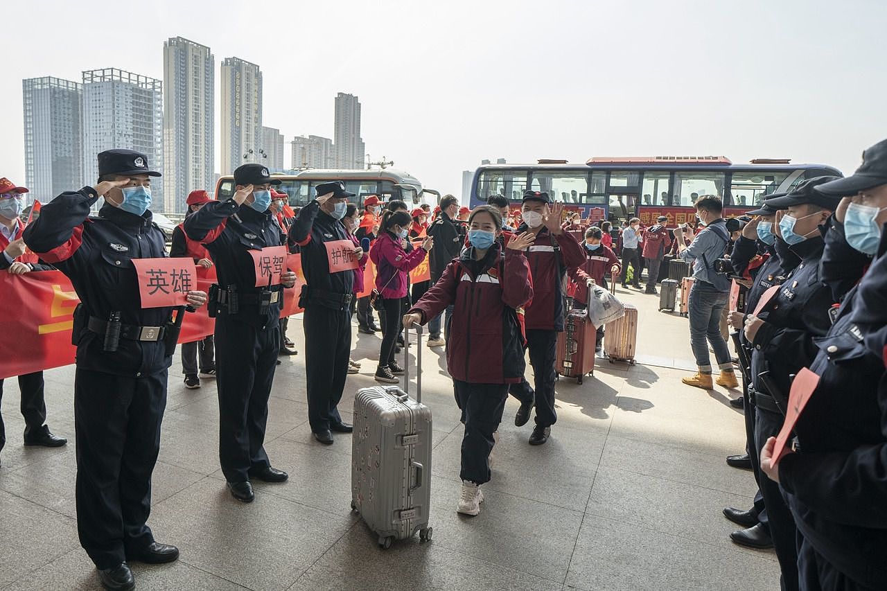 3月17日，支援湖北的部分贵州医疗队员和湖南医疗队员从武汉火车站乘坐高铁离开武汉。（新华社）