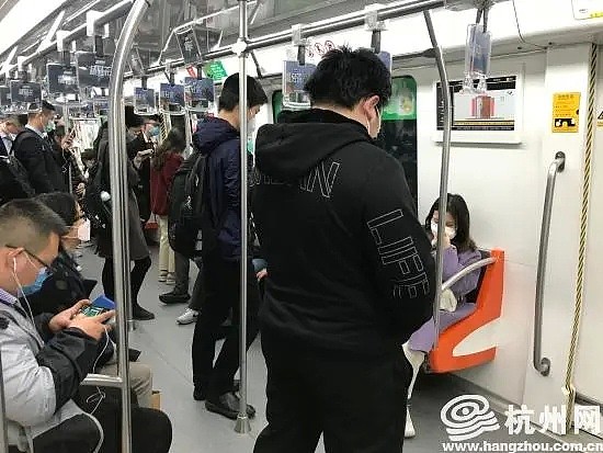中国杭州公交地铁被挤爆了？早晚高峰期免费乘车，几乎每扇屏蔽门前都排起了队伍（组图） - 5