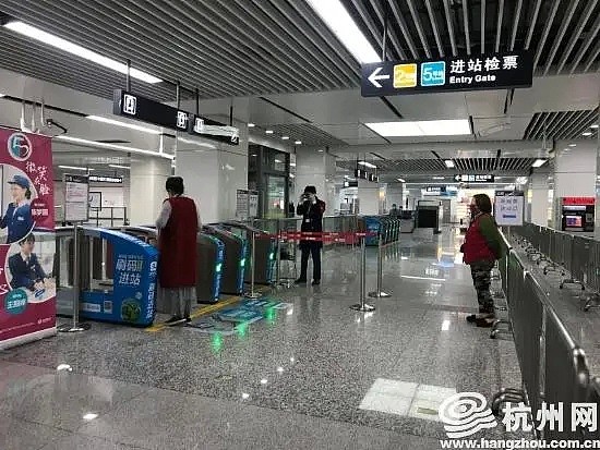 中国杭州公交地铁被挤爆了？早晚高峰期免费乘车，几乎每扇屏蔽门前都排起了队伍（组图） - 2
