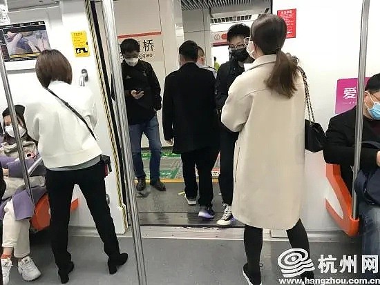 中国杭州公交地铁被挤爆了？早晚高峰期免费乘车，几乎每扇屏蔽门前都排起了队伍（组图） - 6