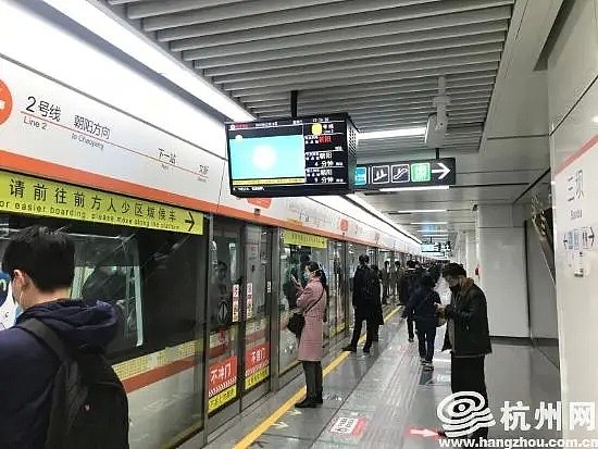 中国杭州公交地铁被挤爆了？早晚高峰期免费乘车，几乎每扇屏蔽门前都排起了队伍（组图） - 3