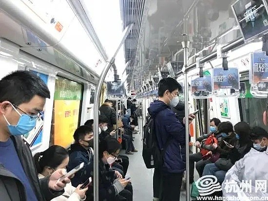 中国杭州公交地铁被挤爆了？早晚高峰期免费乘车，几乎每扇屏蔽门前都排起了队伍（组图） - 4