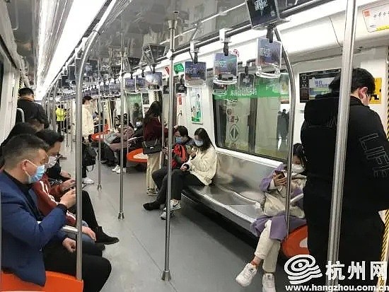 中国杭州公交地铁被挤爆了？早晚高峰期免费乘车，几乎每扇屏蔽门前都排起了队伍（组图） - 7