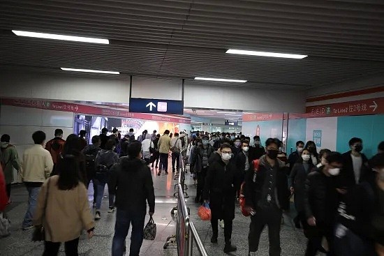 中国杭州公交地铁被挤爆了？早晚高峰期免费乘车，几乎每扇屏蔽门前都排起了队伍（组图） - 8