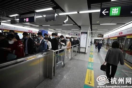 中国杭州公交地铁被挤爆了？早晚高峰期免费乘车，几乎每扇屏蔽门前都排起了队伍（组图） - 9