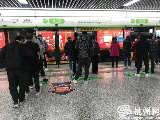 中国杭州公交地铁被挤爆了？早晚高峰期免费乘车，几乎每扇屏蔽门前都排起了队伍（组图） - 10