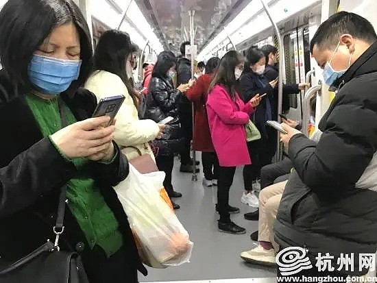 中国杭州公交地铁被挤爆了？早晚高峰期免费乘车，几乎每扇屏蔽门前都排起了队伍（组图） - 11