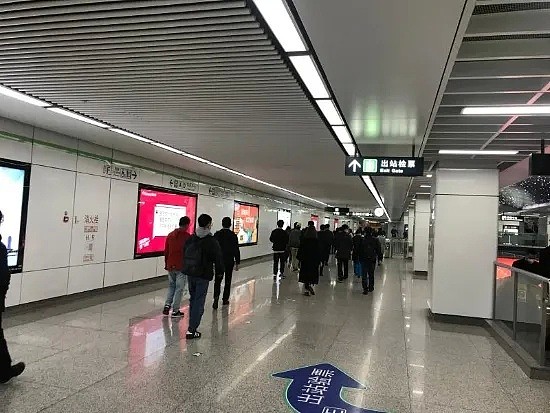 中国杭州公交地铁被挤爆了？早晚高峰期免费乘车，几乎每扇屏蔽门前都排起了队伍（组图） - 12