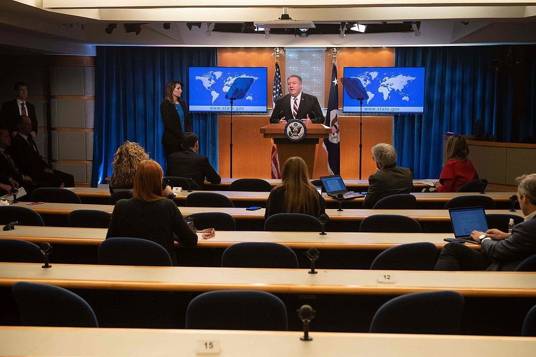 美国国务卿迈克·庞皮欧周二在国务院举行的新闻发布会上。由于新冠病毒疫情，与会记者寥寥。