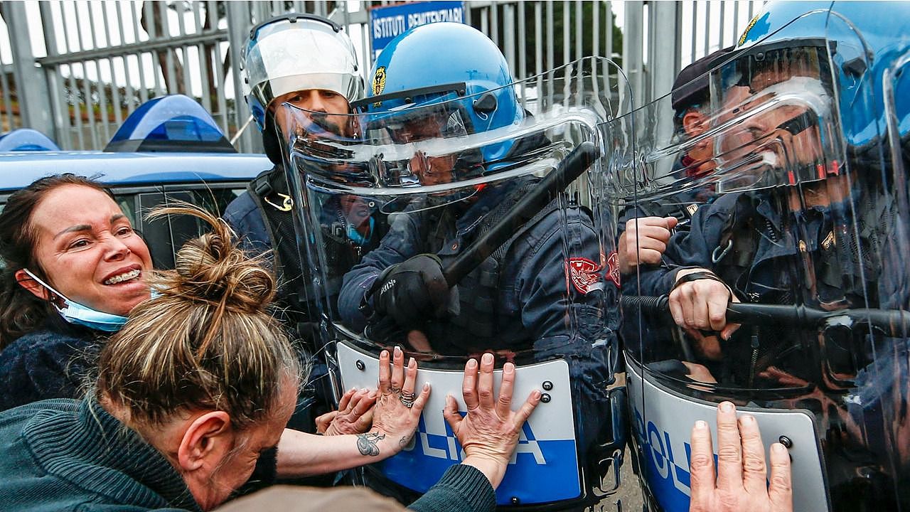 2020年3月9日，在囚犯抗议新冠病毒控制措施后，意大利罗马一家监狱囚犯的亲属面对警察。（AP）